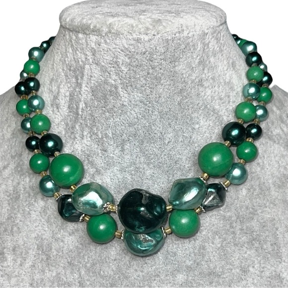 Elegant‎ Green Necklace with Translucent Centerpiece and Varied Bead Sizes - Picture 1 of 5
